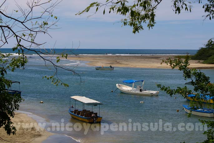 Barcos en el estuaria entre Tamarindo y Playa Grande