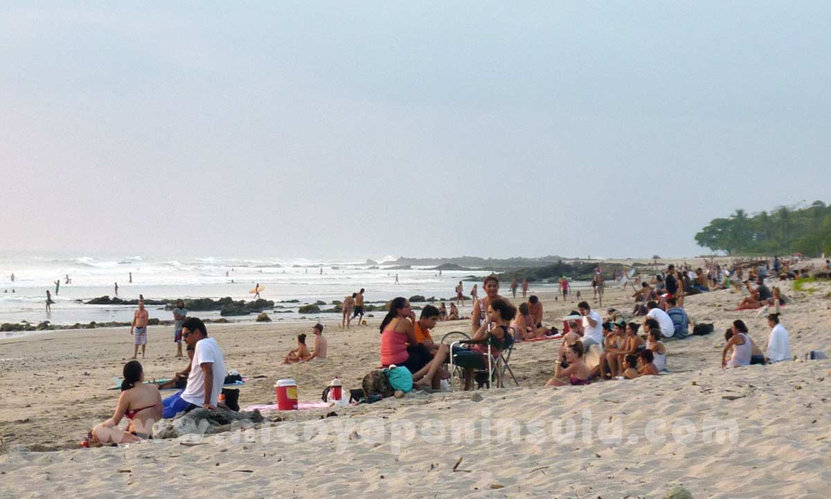 En temporada alta, la playa y el pueblo de Santa Teresa están llenos de gente